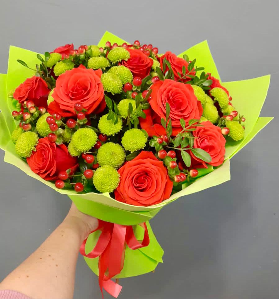 Букет цветов из: Хризантемы и Розы в Великий двор