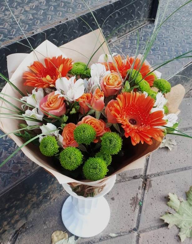Букет цветов из: Герберы, Хризантемы, Альстромерии и Розы в Великий двор