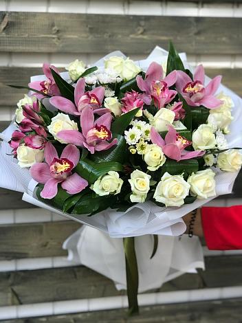 Букет цветов из: Розы и Хризантемы в Великий двор