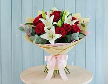 Букет цветов из:  Лилии и Розы в Великий двор