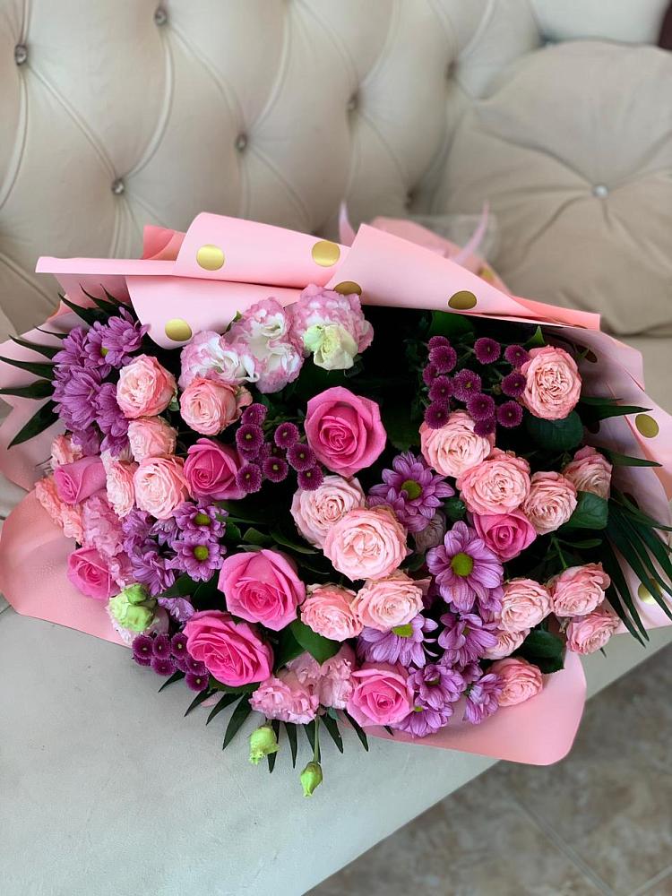 Букет цветов из: Хризантемы, Розы и Лизиантусы в Великий двор