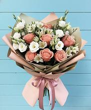 Букет цветов из:  Розы, Альстромерии и Лизиантусы в Великий двор