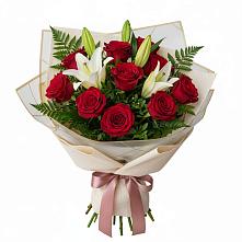 Букет цветов из:  Лилии и Розы в Великий двор