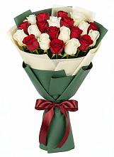 Букет Микс из красных и белых роз в Великий двор