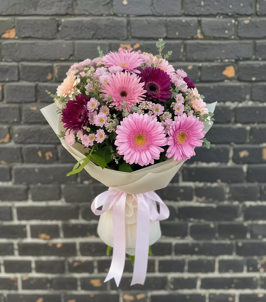 Букет цветов из: Герберы и Хризантемы в Великий двор