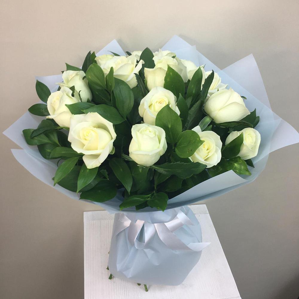 Букет 15 Белых роз Проуд в Великий двор