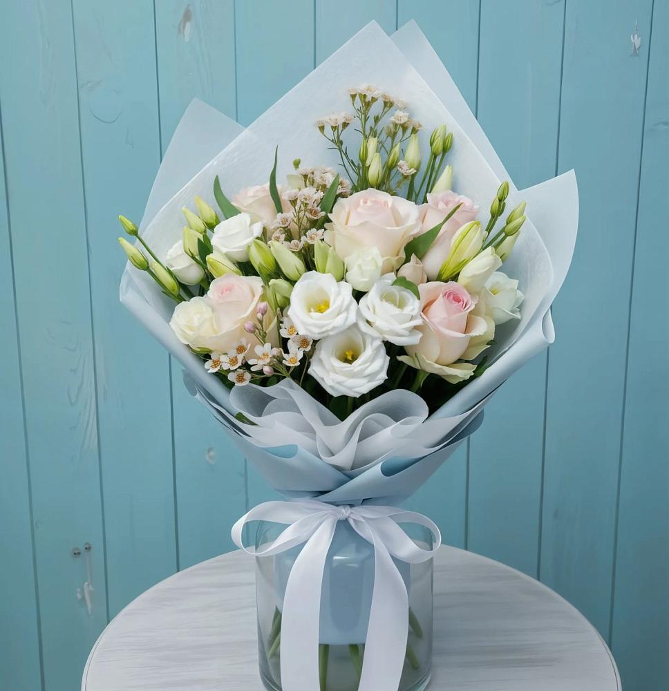 Букет цветов из: Розы и Лизиантусы в Великий двор