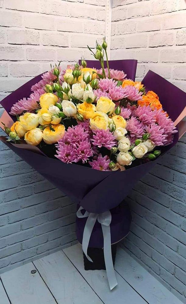 Букет цветов из: Хризантемы и Розы в Великий двор