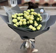 Букет Белые кустовые розы Солинеро в Великий двор