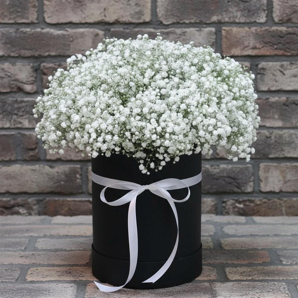 Цветочная композиция из Гипсофила в шляпной коробке в Великий двор