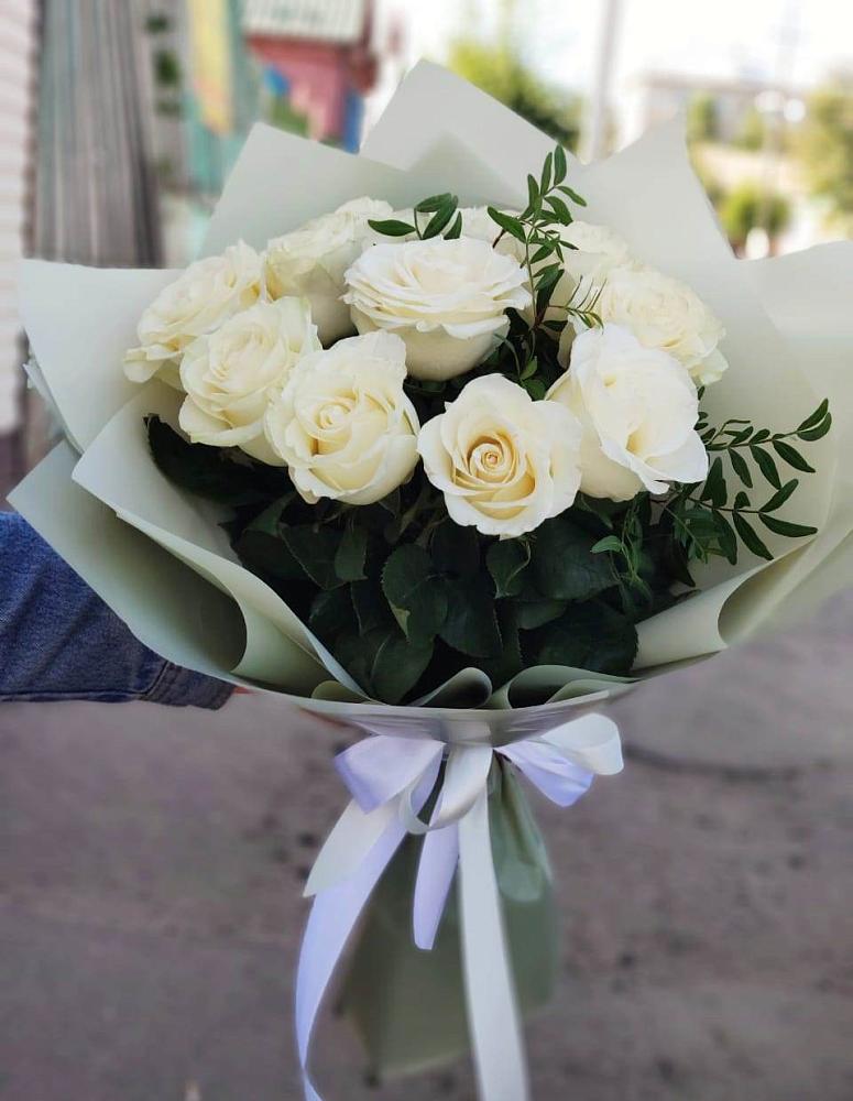 Букет Белые розы Проуд в Великий двор