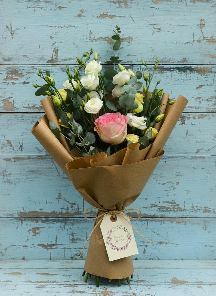 Букет цветов из: Розы и Лизиантусы в Великий двор