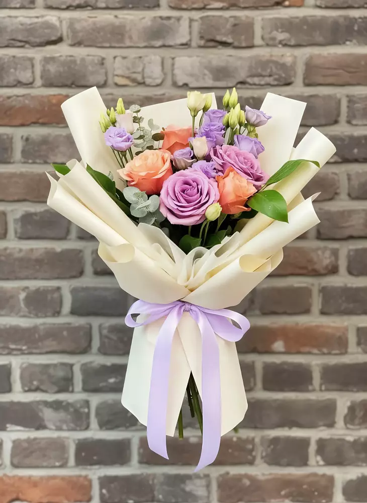 Букет цветов из: Лизиантусы и Розы в Великий двор