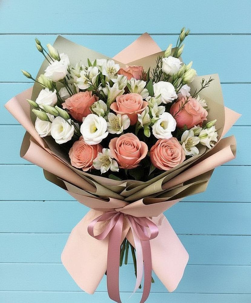 Букет цветов из: Розы, Альстромерии и Лизиантусы в Великий двор