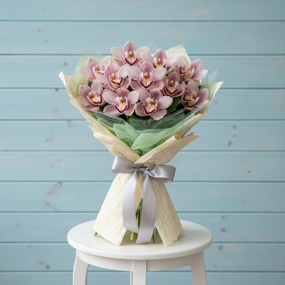 Букет цветов из: Орхидеи и Розы в Великий двор