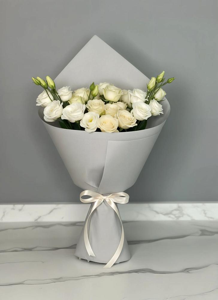 Букет цветов из: Розы и Лизиантусы в Великий двор