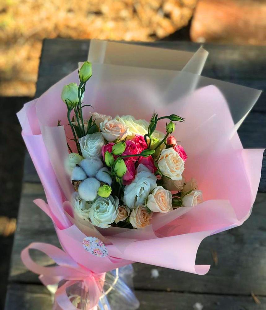 Букет цветов из: Розы и Лизиантусы в Великий двор