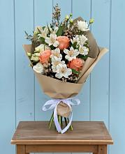 Букет цветов из:  Альстромерии, Лизиантусы, Розы и Хризантемы в Великий двор