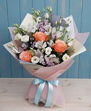 Букет цветов из:  Лизиантусы, Розы, Альстромерии и Гипсофила в Великий двор