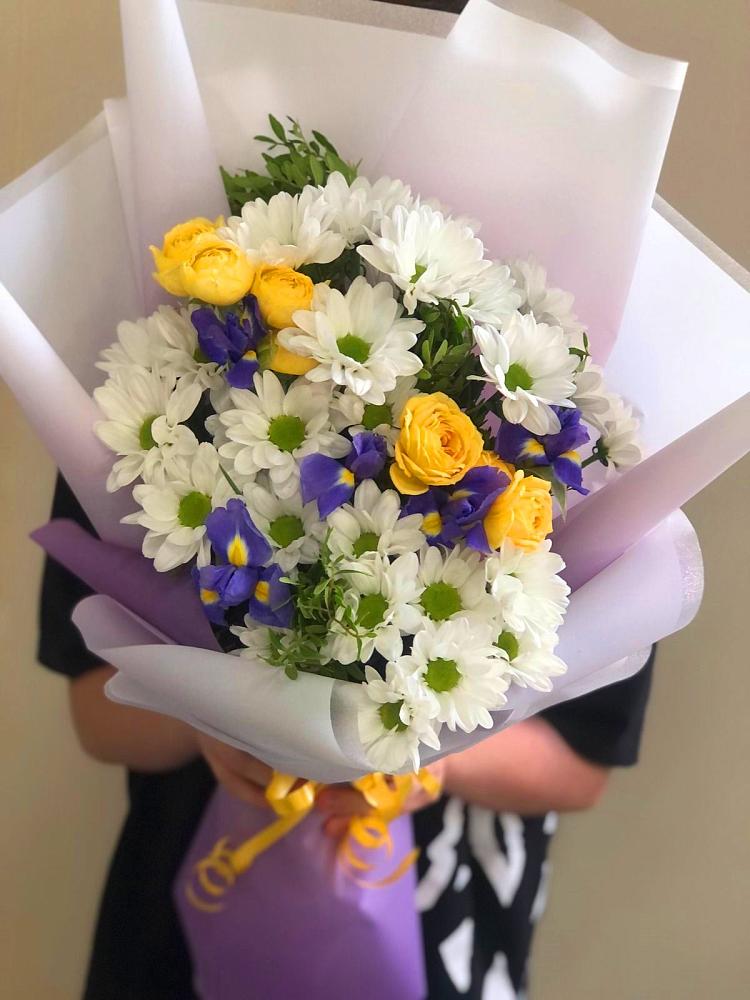 Букет цветов из: Ирисы, Хризантемы и Розы в Великий двор