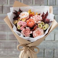 Букет цветов из:  Гвоздики, Хризантемы и Розы в Великий двор