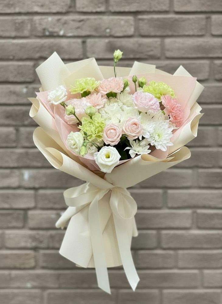 Букет цветов из: Гвоздики, Розы, Лизиантусы и Хризантемы в Великий двор