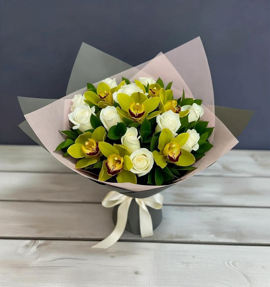 Букет цветов из: Орхидеи и Розы в Великий двор