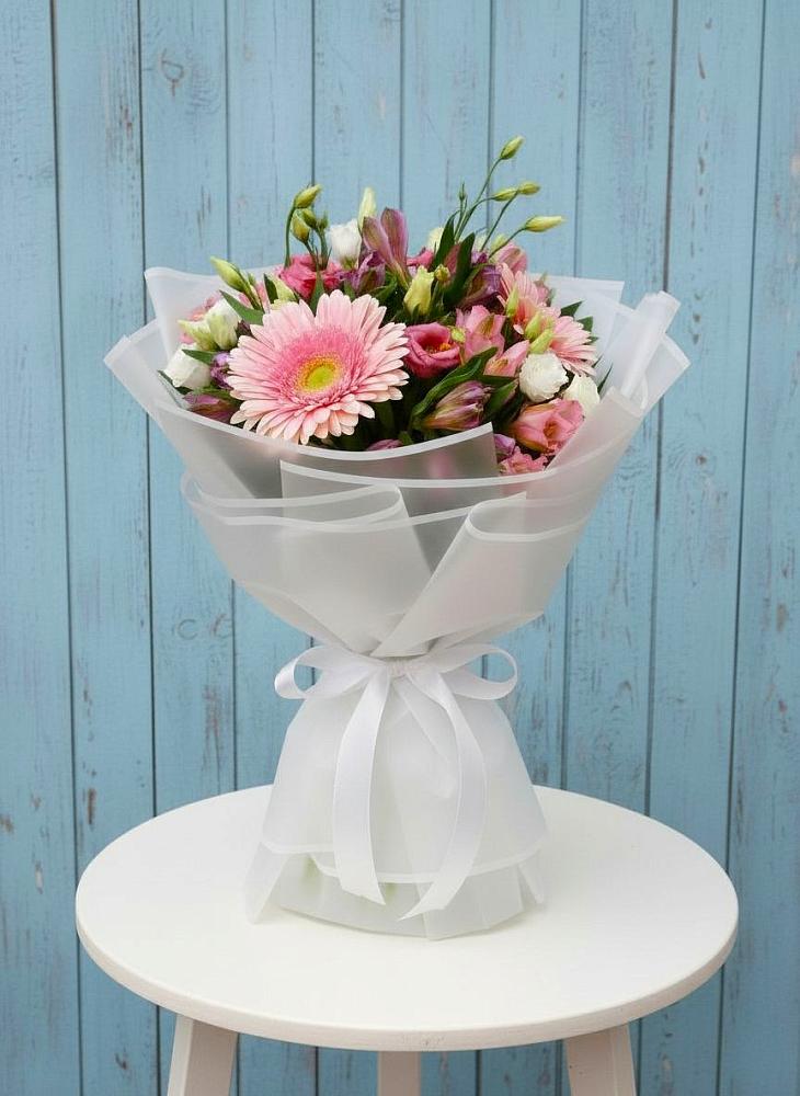 Букет цветов из: Герберы, Альстромерии и Лизиантусы в Великий двор