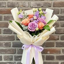 Букет цветов из:  Лизиантусы и Розы в Великий двор