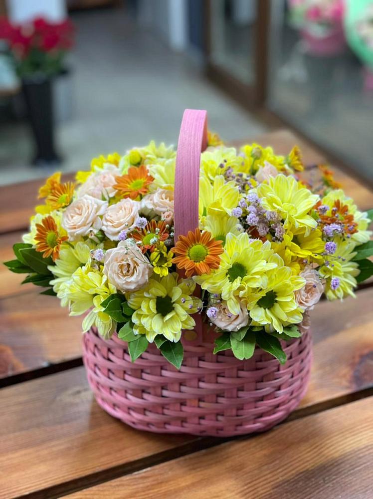 Цветочная композиция из Хризантемы и Розы в корзине в Великий двор