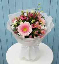 Букет цветов из:  Герберы, Альстромерии и Лизиантусы в Великий двор