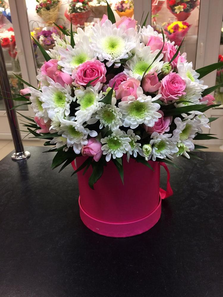 Цветочная композиция из Розы и Хризантемы в шляпной коробке в Великий двор