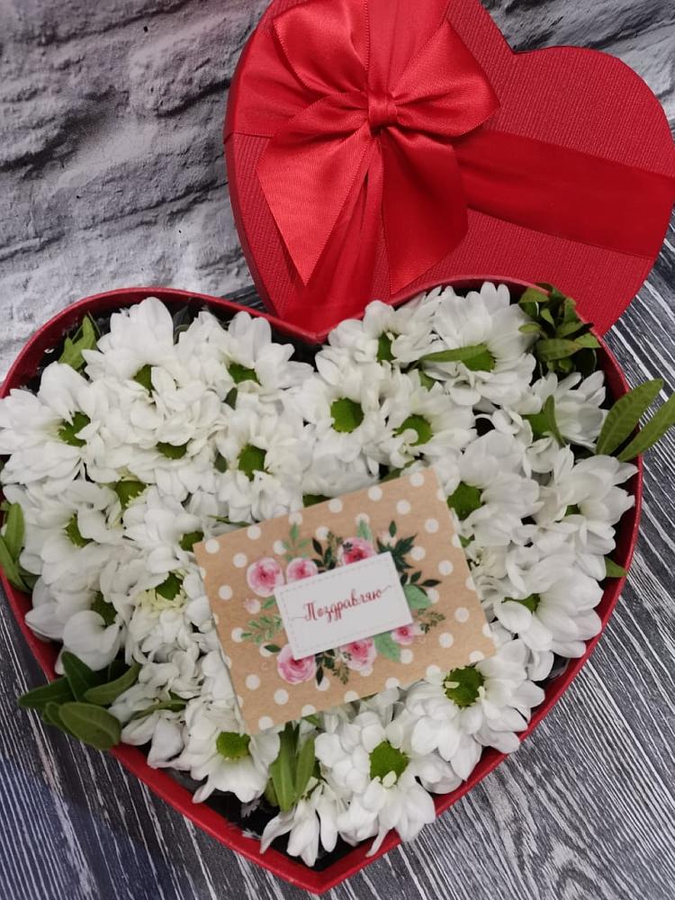 Цветочная композиция из Хризантемы в виде сердца в Великий двор