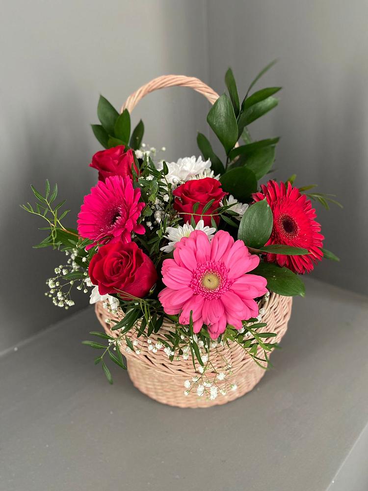 Цветочная композиция из Розы, Хризантемы и Герберы в корзине в Великий двор