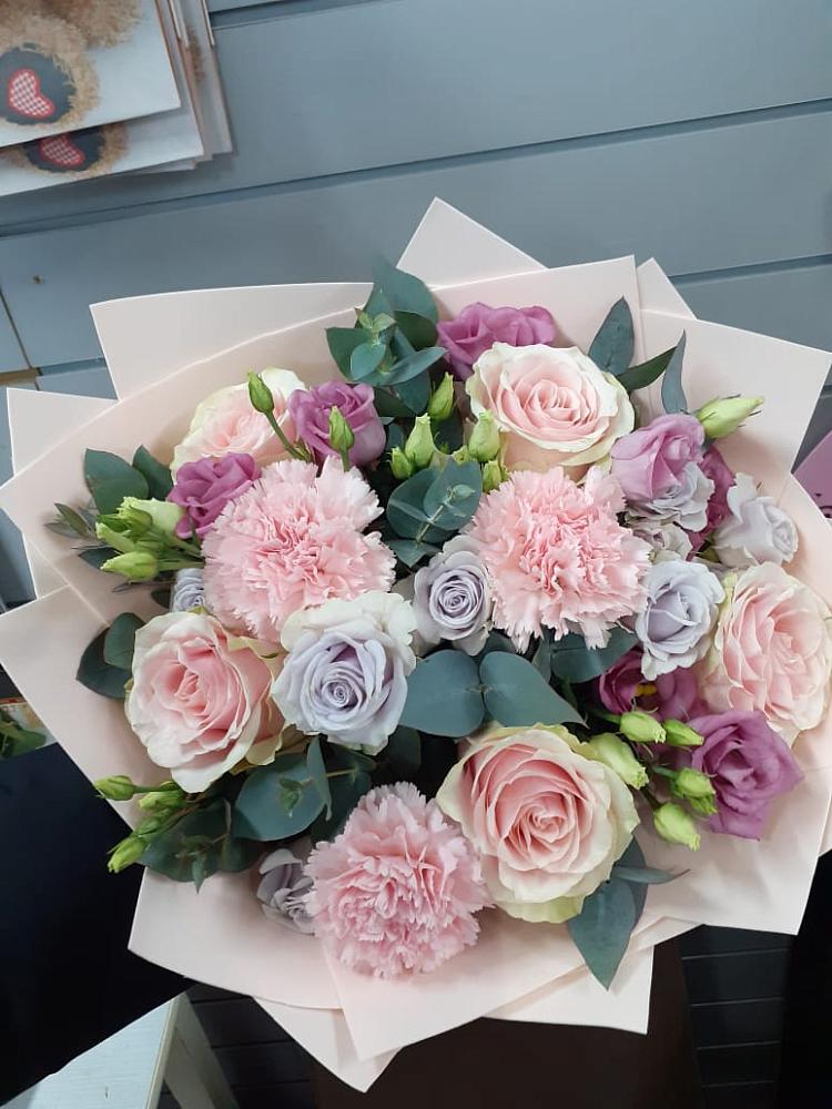 Букет цветов из: Розы, Гвоздики и Лизиантусы в Великий двор