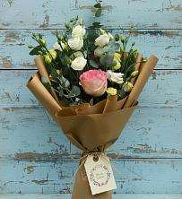 Букет цветов из:  Розы и Лизиантусы в Великий двор