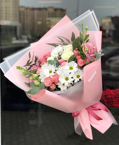 Букет цветов из: Розы, Лизиантусы и Хризантемы в Великий двор