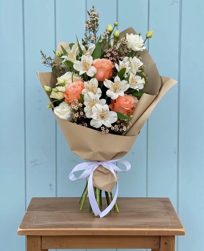 Букет цветов из: Альстромерии, Лизиантусы, Розы и Хризантемы в Великий двор