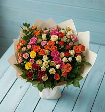 Букет Микс из разноцветных кустовых роз в Великий двор