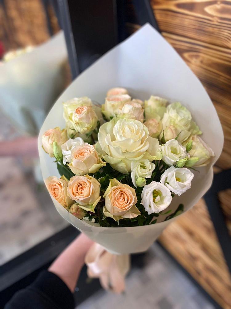 Букет цветов из: Розы и Лизиантусы в Великий двор