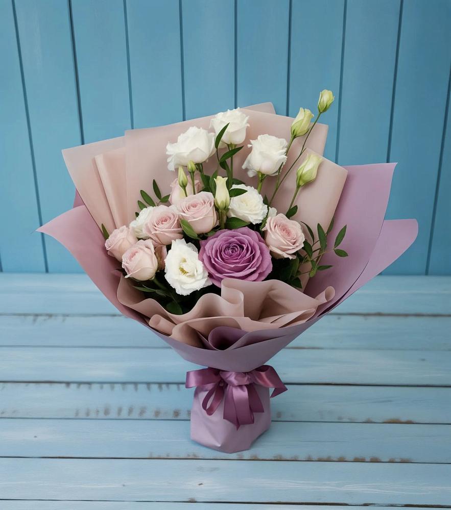 Букет цветов из: Розы и Лизиантусы в Великий двор